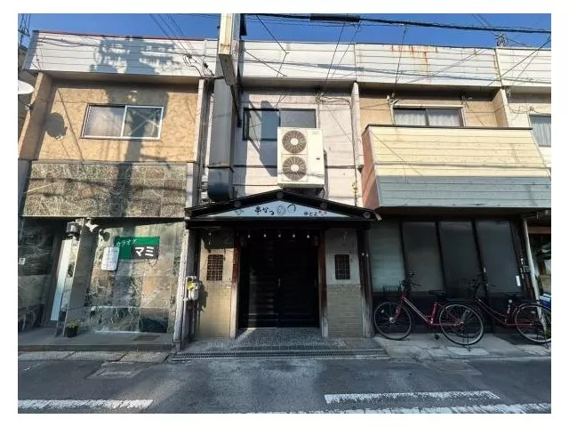 About a 2-minute walk from Keihan "Furukawabashi" Station! A property with an existing store on the first floor! Located on a street lined with shops