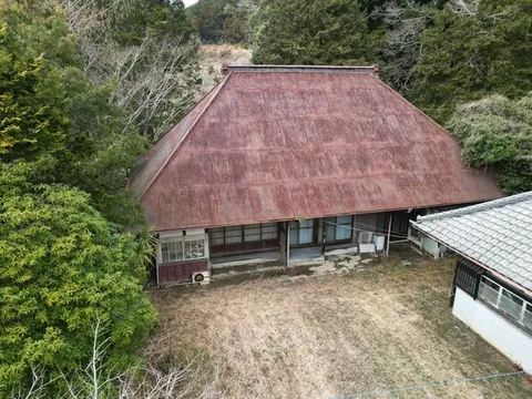 A traditional house property with a main house and three sheds♪