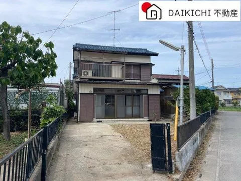 Conveniently located near Hanazono IC, perfect for commuting and outings! Two cars can be parked in tandem!