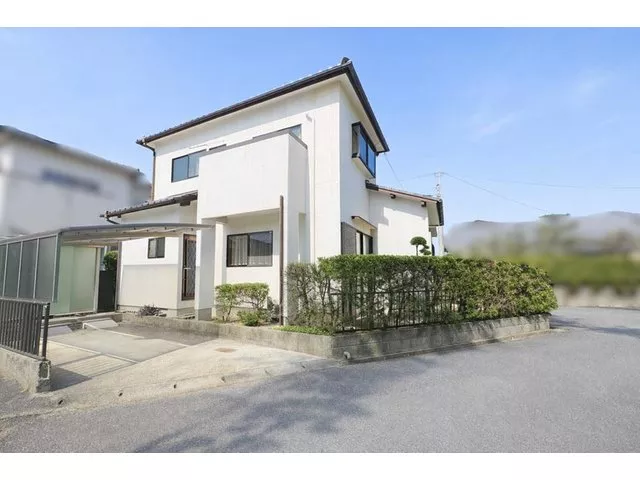 Parking lot with carport available♪ Quiet residential area! A home to relax in with a spacious LDK