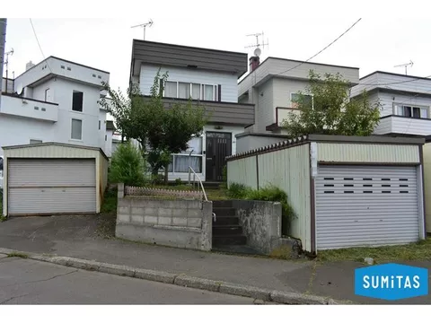 3LDK with garage in a quiet residential area, with a large park nearby and schools within walking distance.