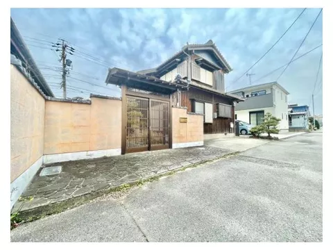 ◆13 minutes on foot from Uegae Station◆Spacious 68 tsubo lot◆Good ventilation with roads on both east and west sides◆Storage room◆