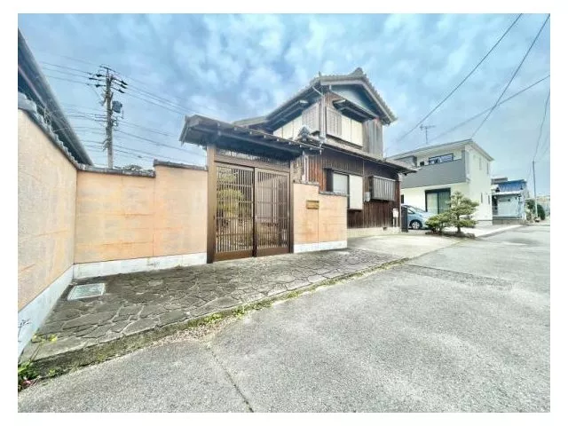 ◆13 minutes on foot from Uegae Station◆Spacious 68 tsubo lot◆Good ventilation with roads on both east and west sides◆Storage room◆