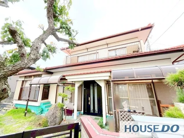 Spacious 6DK on approximately 90 tsubo of land, 13 minutes on foot to the nearest station, easy parking on two roads
