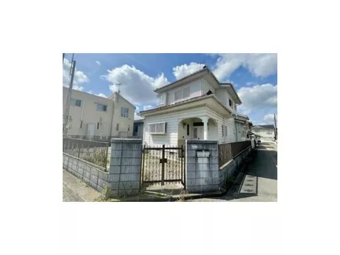 Popular corner lot with parking for 4 cars, just 7 minutes on foot to the station! All rooms on the second floor have access to the balcony!