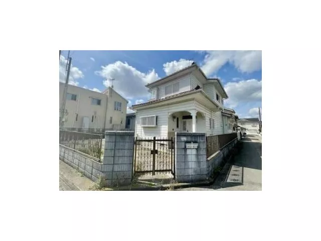 Popular corner lot with parking for 4 cars, just 7 minutes on foot to the station! All rooms on the second floor have access to the balcony!