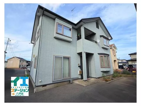 A comfortable family life made possible by a spacious 5LDK. Parking for 3 or more cars, with a well-developed living environment.