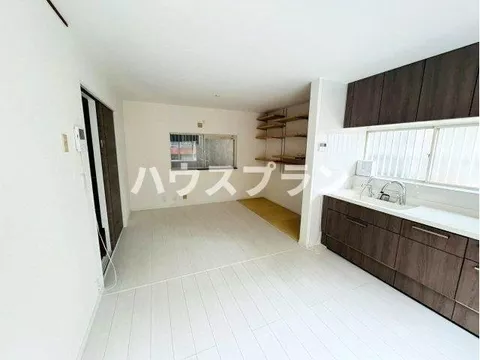 Renovated property☆ A 4LDK with all rooms over 6 tatami mats♪ Equipped with a smart key!