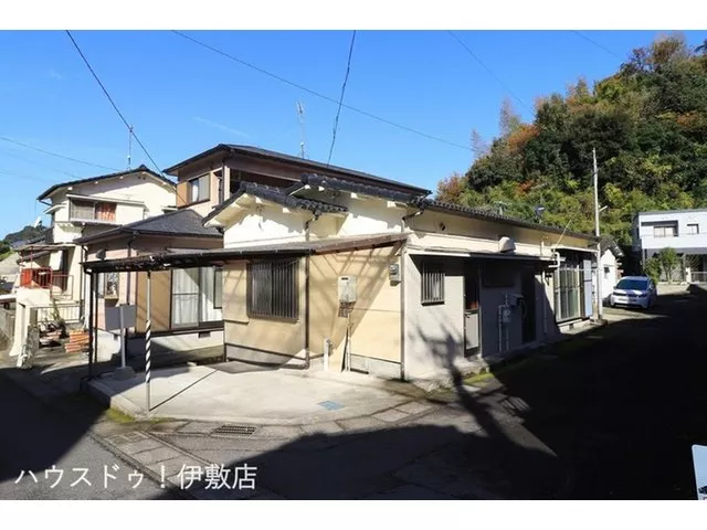 【Focus on the interior rather than the age. Single-story house with repair history available】【Flat land area】【Corner lot】