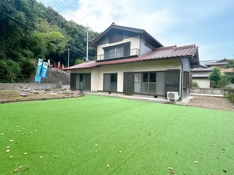 [Open House Held] [Interior and Exterior Renovated] Good sunlight with garden space available.