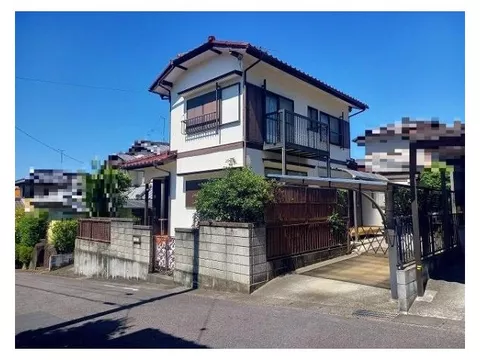 Quiet residential area, all rooms facing south with good sunlight, parking for 2 cars available