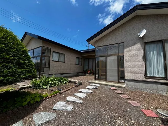 Spacious lot, beautifully maintained single-story 6DK.