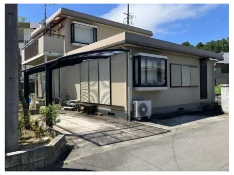 Takakuramachi is a quiet residential area with a two-room connected Japanese-style room! Comes with a carport!