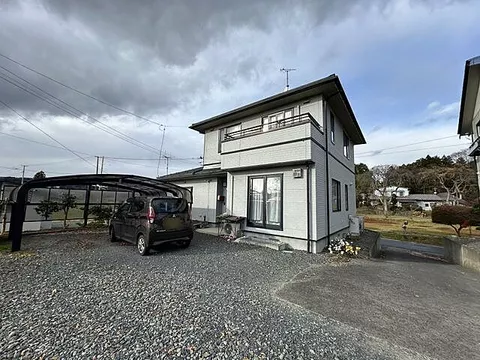 Structure: Wooden/2-story