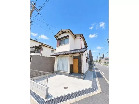 9-minute walk to Seven Park! Good sunlight due to being a corner lot. Recommended for redevelopment.