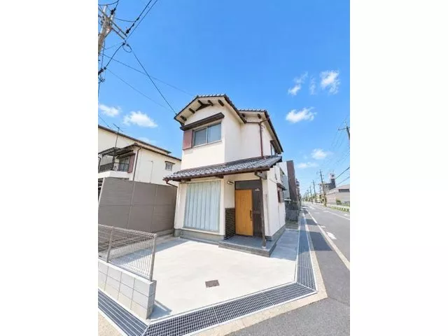 9-minute walk to Seven Park! Good sunlight due to being a corner lot. Recommended for redevelopment.