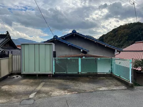 11 minutes on foot from JR Nippo Main Line "Ushima" Station