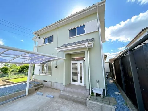 Open house held, renovated, carport for two cars in parallel parking possible. Garden with natural grass.