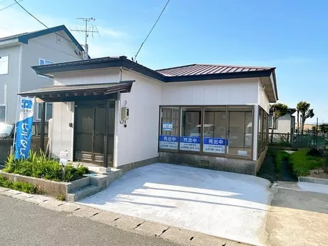 [Open house held] [Interior and exterior renovation completed] [New water facilities replaced] Single-story / Water facilities