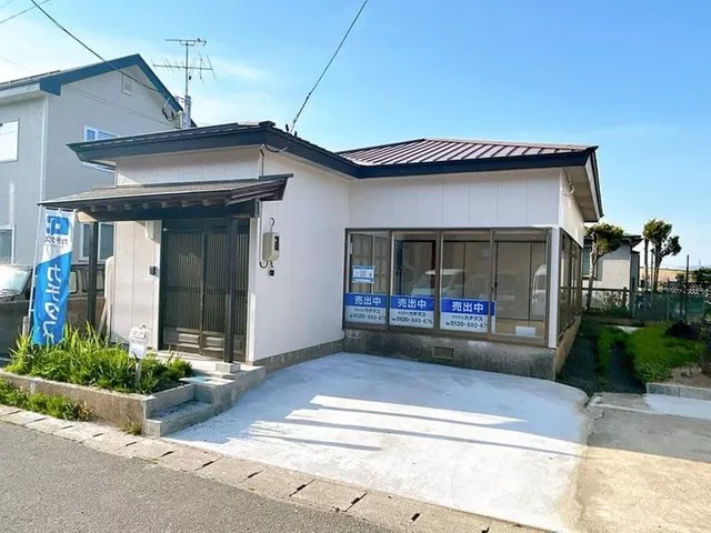 [Open house held] [Interior and exterior renovation completed] [New water facilities replaced] Single-story / Water facilities
