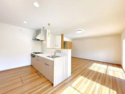 [Open House Held] Interior and exterior renovated / New seismic standards compliant / Water facilities replaced / Parking for 5 cars in parallel available