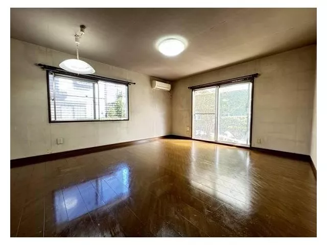 ◇4LDK used detached house◇ Located on a corner lot with road widths of over 6m on both the southwest and southeast sides