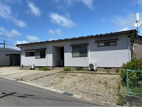 [Sakata City, Wakawara Town] A spacious lot of over 92 tsubo. A single-story life that allows for parking and a garden.