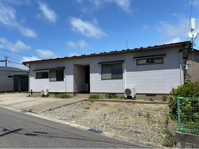 [Sakata City, Wakawara Town] A spacious lot of over 92 tsubo. A single-story life that allows for parking and a garden.