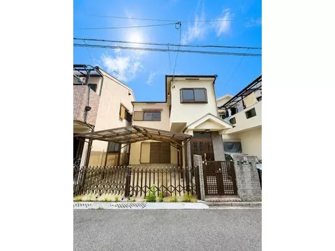 A residence with parking for two cars, approximately 11 minutes on foot from Takawashi Station. The road in front is 4.7 meters wide, making parking easy.