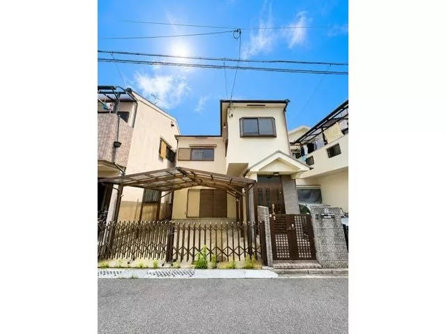 A residence with parking for two cars, approximately 11 minutes on foot from Takawashi Station. The road in front is 4.7 meters wide, making parking easy.