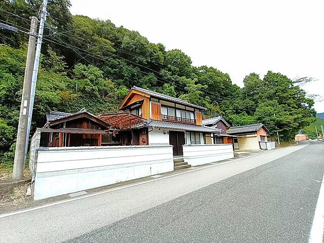 Used single-family home in Shirahama Town, Kuchigaya, farmhouse residence