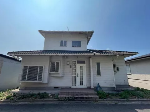 Quiet residential area. How about a vacation home?