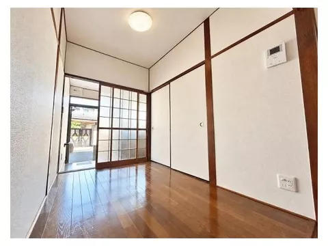 ●Interior renovation completed in October 2026●〇Good sunlight and ventilation due to two-sided road〇