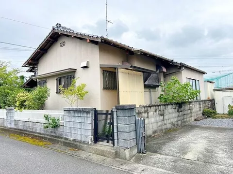 [Open House Scheduled] Interior and exterior renovation planned / Water fixtures replacement planned / Parking for 2 cars available