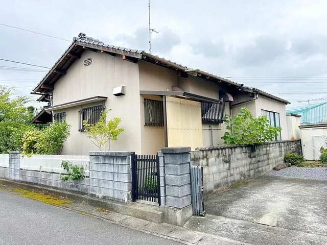 [Open House Scheduled] Interior and exterior renovation planned / Water fixtures replacement planned / Parking for 2 cars available