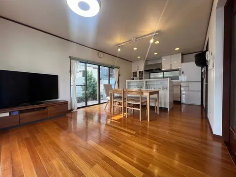 ◆ A spacious 2-story home nestled in a quiet residential area ◆ Parking space for 2 cars