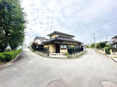 Near Sakata Station, over 40 tsubo, 5SK with ample storage! A spacious used house standing on a corner lot.