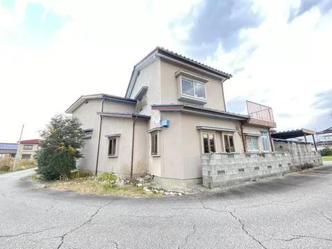 ● Owner change property ● Currently rented ● Gross yield 11% ● 76 tsubo lot in a quiet residential area