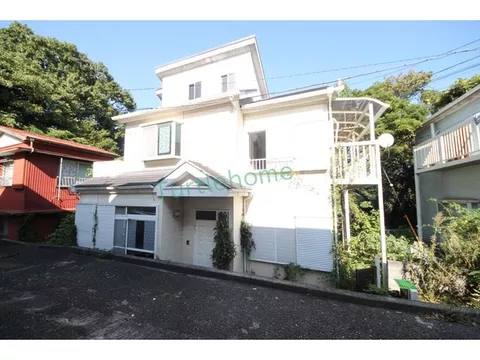 Detached house with land lease rights near Keikyu Shioiri Station in a quiet residential area. Accessible via two lines: Keikyu Line and Yokosuka Line.
