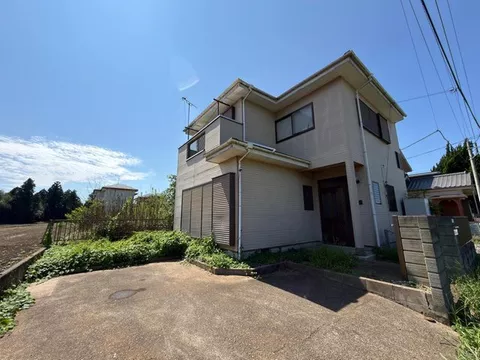 Good for living, good for renting! Acquire this versatile 4LDK corner lot house for 4.5 million yen.