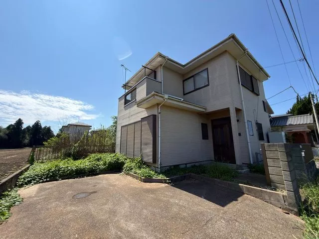 Good for living, good for renting! Acquire this versatile 4LDK corner lot house for 4.5 million yen.