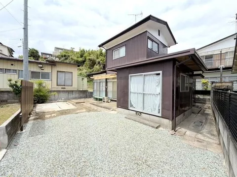 Structure: Wooden 2-story building