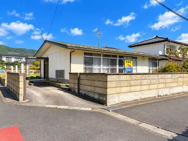 A spacious approximately 79 tsubo lot located on a south-facing corner.