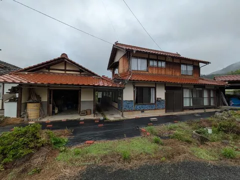 *Sale with old house / Designated judicial scrivener / Roof repair recommended / Fixed property tax for 2025: 21,328 yen
