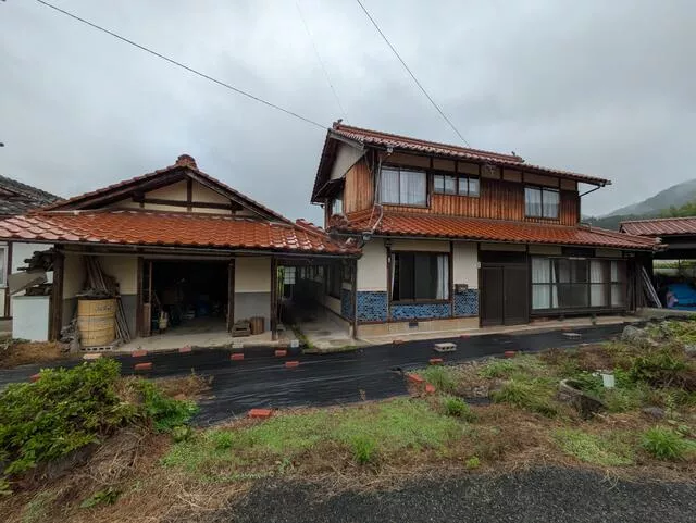 *Sale with old house / Designated judicial scrivener / Roof repair recommended / Fixed property tax for 2025: 21,328 yen