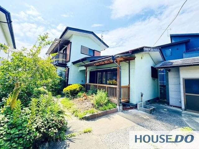 This is a used house with 4DK on a 78-tsubo lot facing southwest in Takahagi City, Shimotazuna. Currently vacant and easy to view.