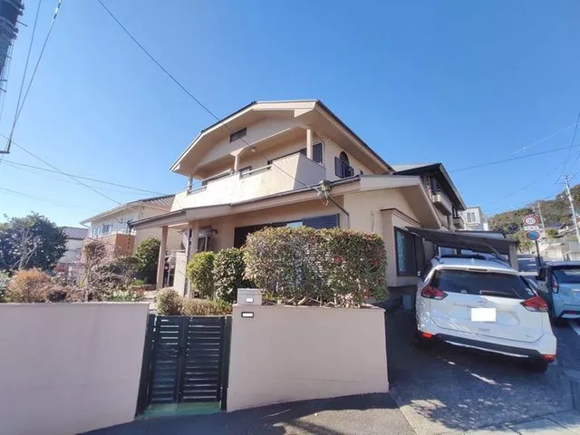 Bright and open northeast corner lot with two interview roads! Residential area with calm townscape.