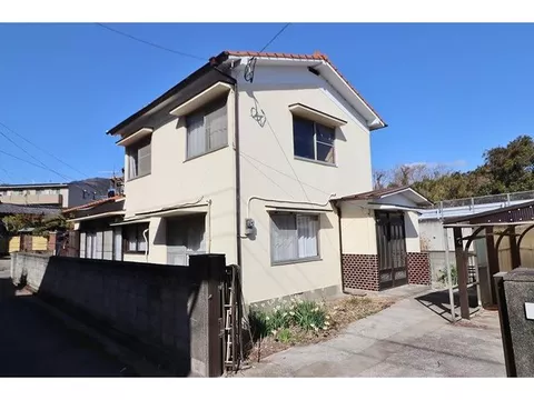☆ Flat land facing the south road ◇ Parking space for 2 cars available, with a carport