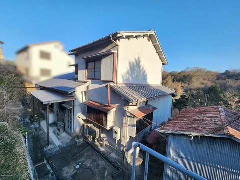 Traditional Japanese-style building with a garden of over 60 tsubo