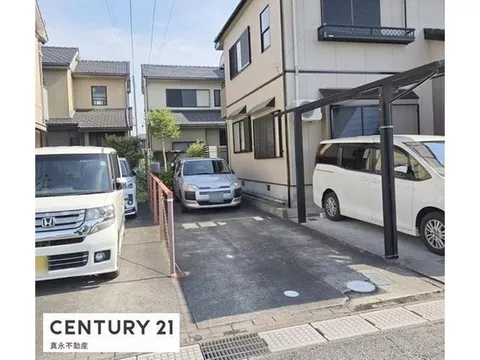 ●4DLK●All rooms facing south●Parking space for 2 cars available - Image 3